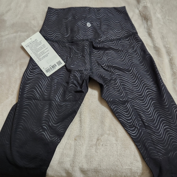 Lululemon aligns size 4 - Picture 4 of 5